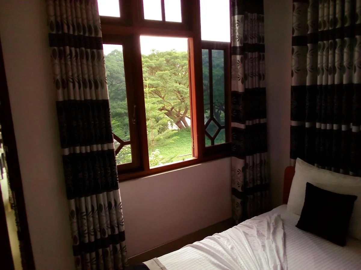 Nice Place Hotel Kandy 5*,